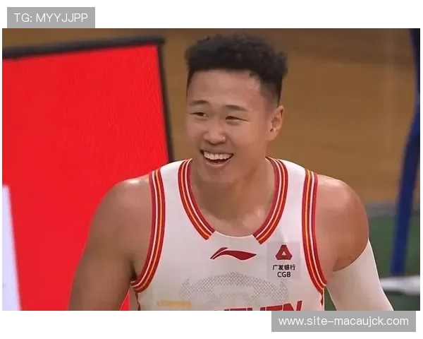 贺希宁外线火力全开 连续三分点燃球队反击浪潮